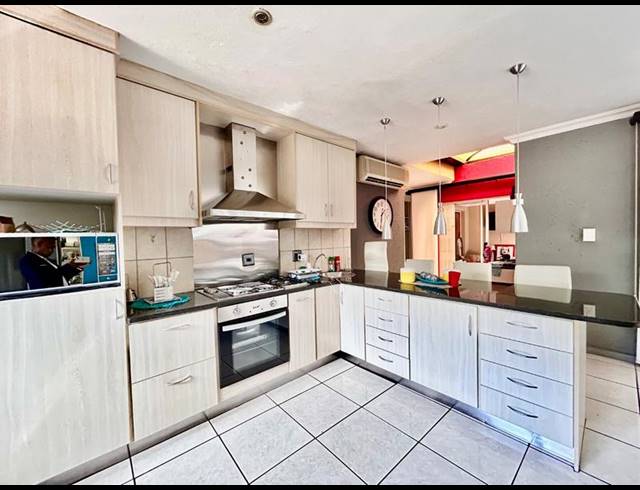 4 BEDROOM HOUSE FOR SALE IN CARIBBEAN BEACH